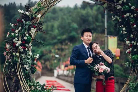 求婚钻戒还是黄金戒好_求婚钻戒多少钱_求婚钻戒