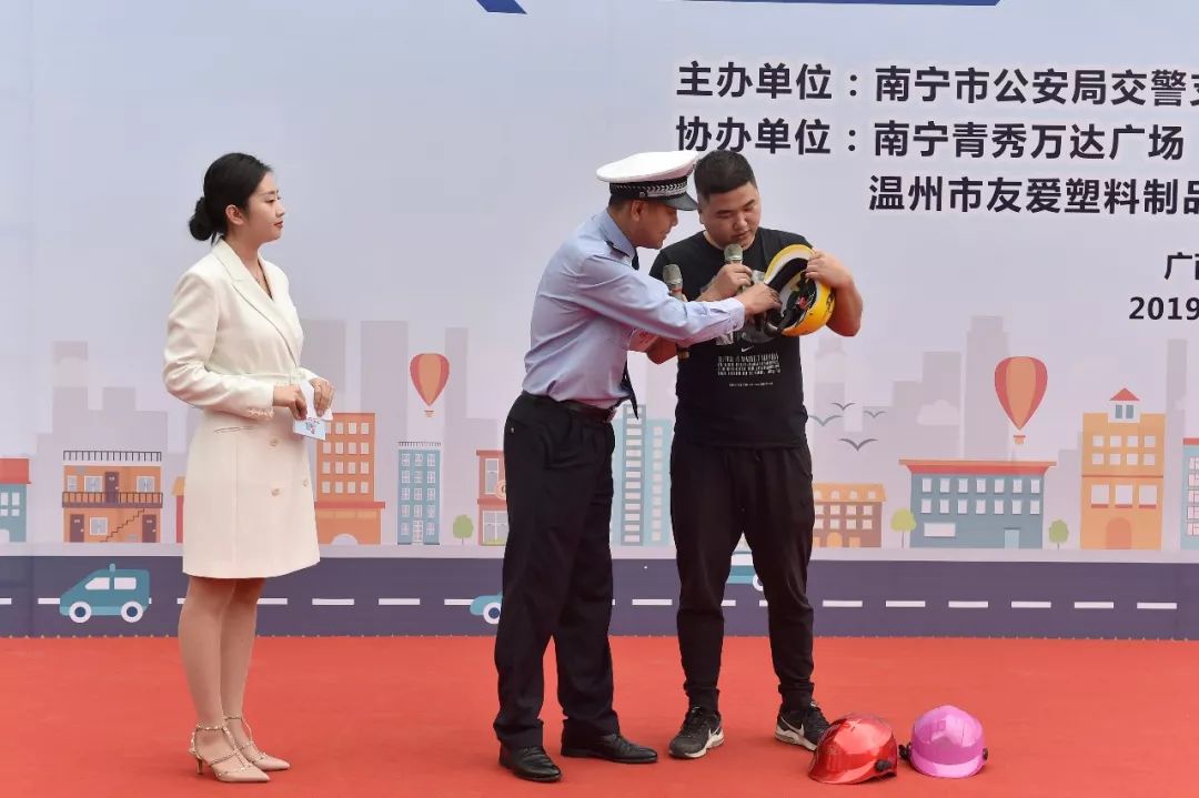骑乘_金色骑乘牦牛_金色骑乘牦牛缰绳