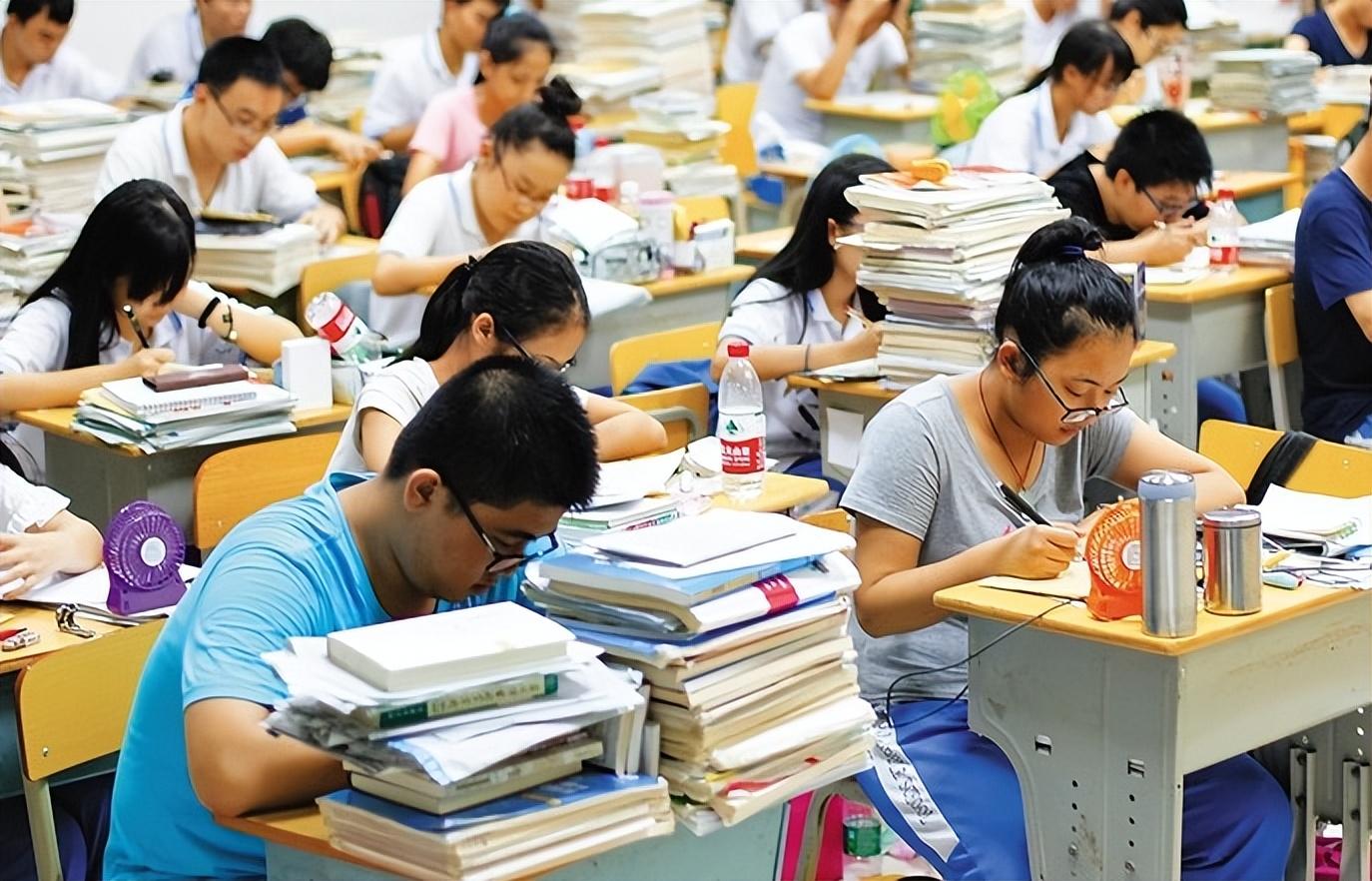 大学上课能玩手机吗_几岁上大学_大学上课时间