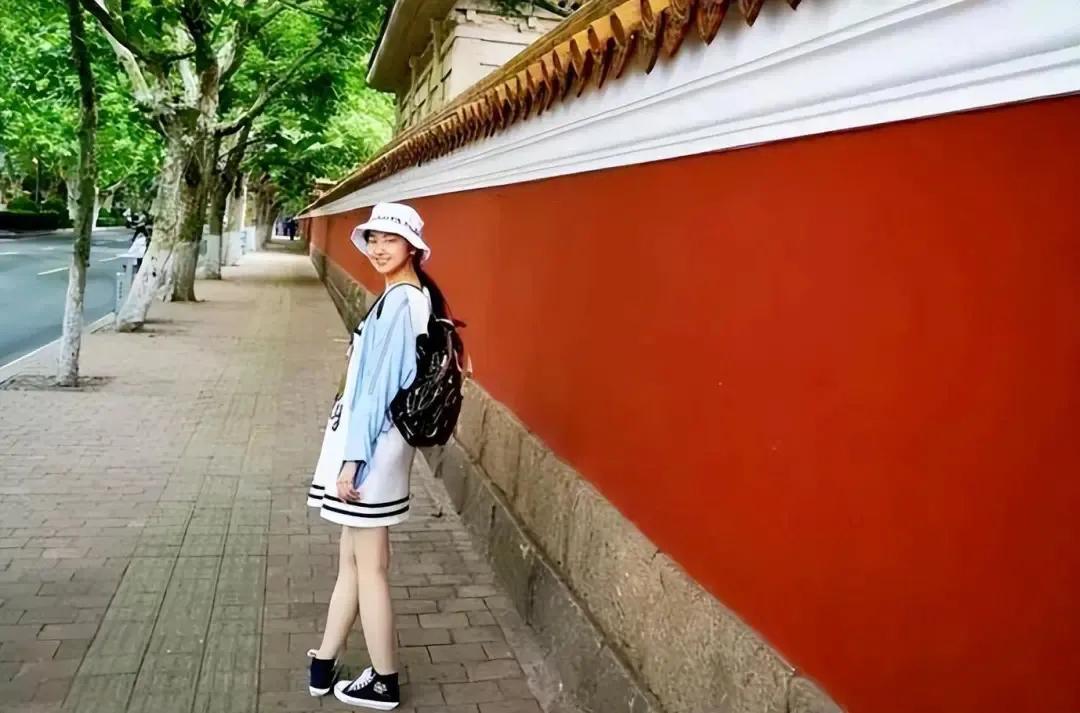 几岁上大学_大学上课时间_大学上课能玩手机吗