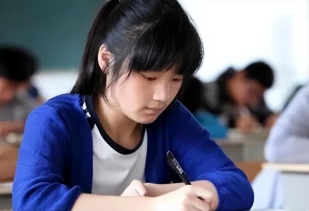 几岁上大学_大学上课时间_大学上课能玩手机吗