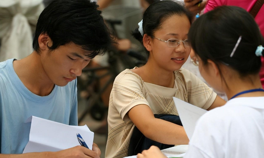 几岁上大学_大学上几年_大学上课时间