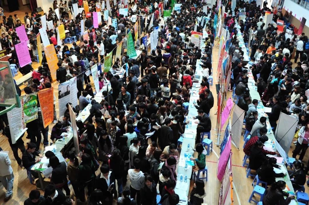 大学上课时间_几岁上大学_大学上几年