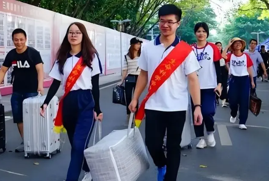 几岁上大学_大学上课时间_大学上几年
