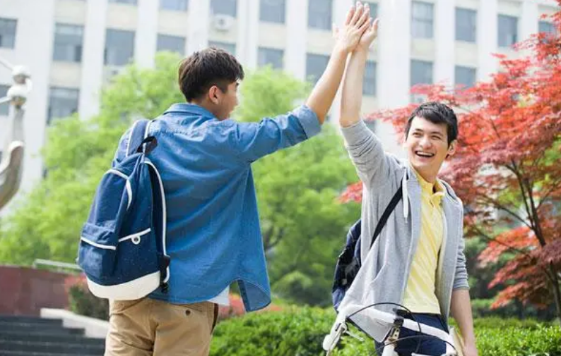 几岁上大学_大学上课时间_大学上几年