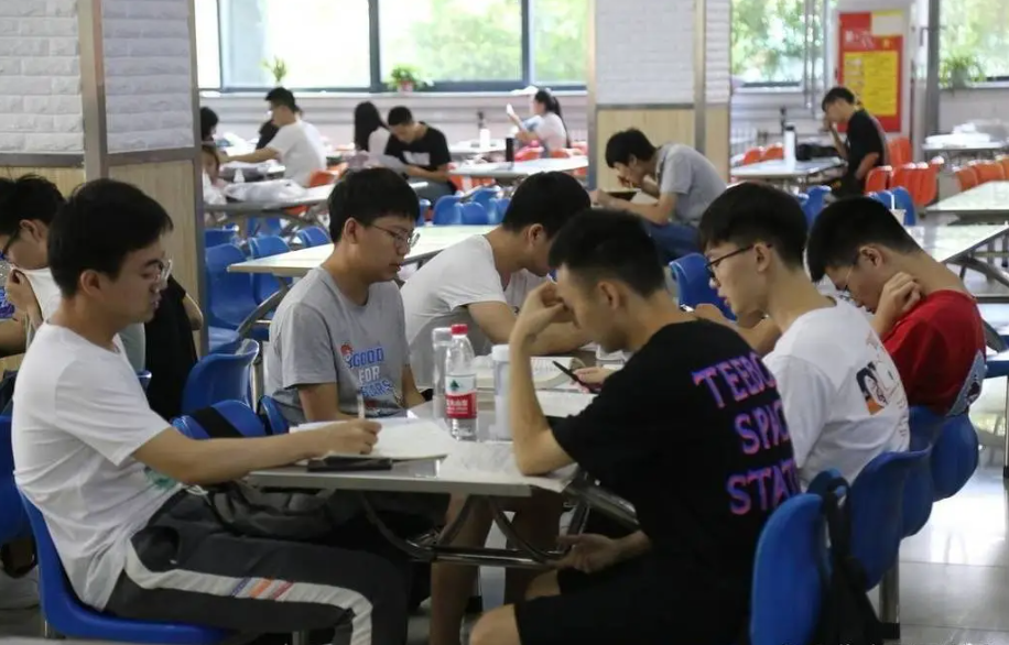 几岁上大学_大学上几年_大学上课时间
