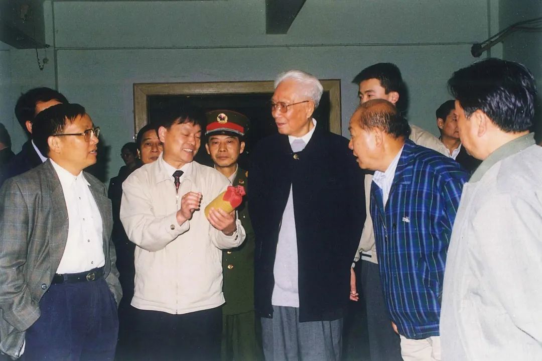 黄永玉的画现在市场价_黄永玉的画值多少钱_黄永玉的画值钱吗
