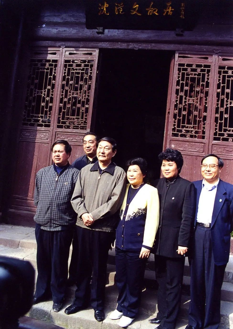 黄永玉的画现在市场价_黄永玉的画值多少钱_黄永玉的画值钱吗