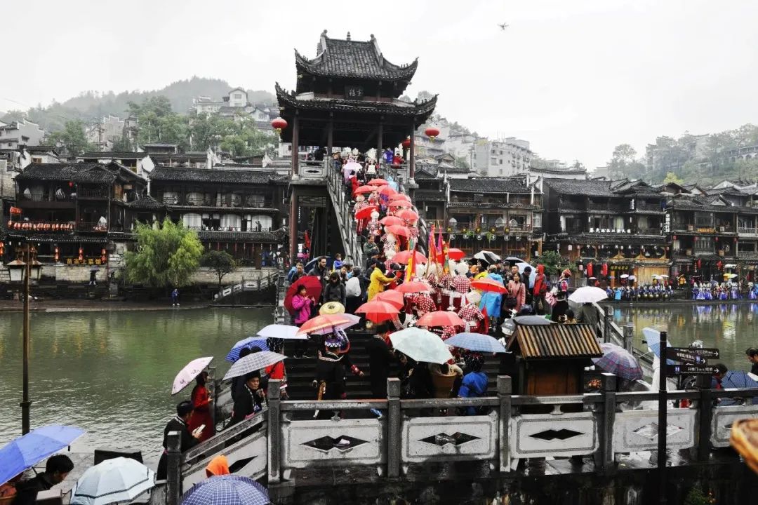 黄永玉的画值钱吗_黄永玉的画值多少钱_黄永玉的画现在市场价