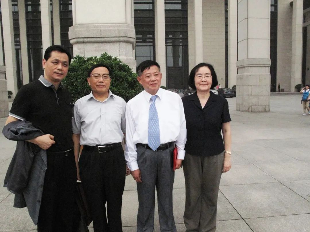 黄永玉的画现在市场价_黄永玉的画值多少钱_黄永玉的画值钱吗