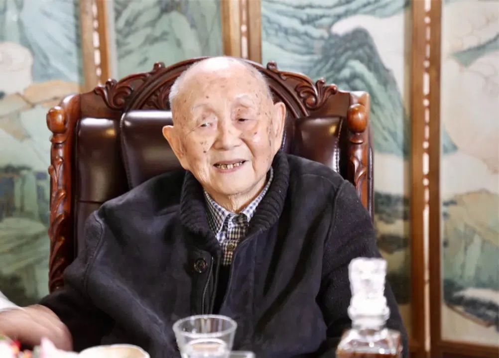 黄永玉的画现在市场价_黄永玉的画值多少钱_黄永玉的画值钱吗