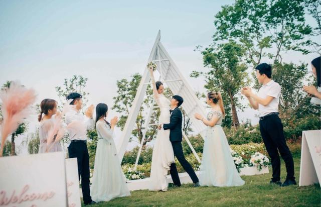 戒指求婚戴哪个手指_戒指求婚结婚是什么寓意_求婚戒指和结婚戒指是同一个吗