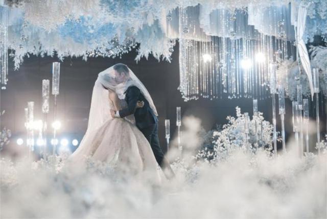 戒指求婚结婚是什么寓意_戒指求婚戴哪个手指_求婚戒指和结婚戒指是同一个吗