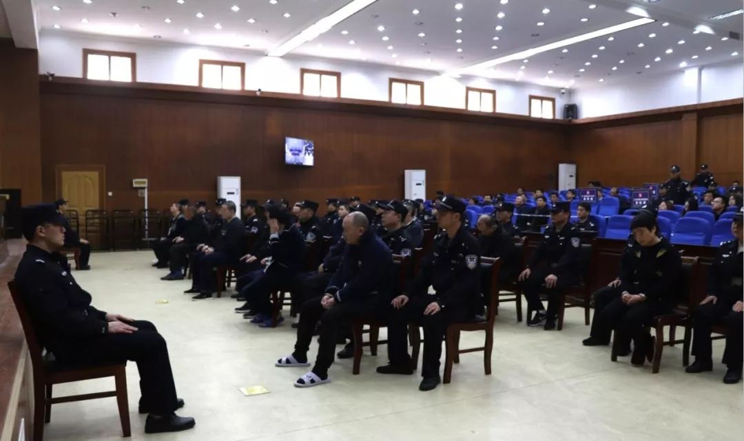 拍手称快_拍手称赞的意思_拍手称赞是成语吗