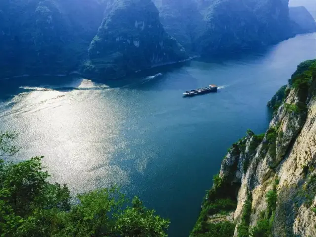 长江三峡豪华旅游船_长江三峡旅游豪华游轮_长江三峡豪华游轮内部图片