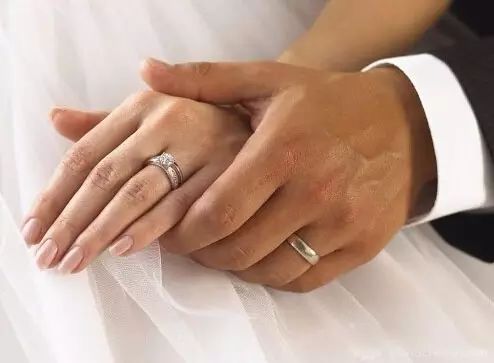 戒指求婚戴哪个手指_求婚戒指和结婚戒指是同一个吗_戒指求婚和结婚
