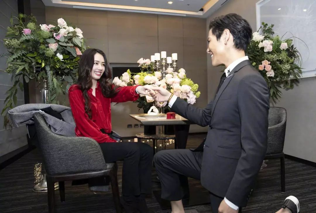 戒指求婚戴哪个手指_求婚戒指算结婚戒指吗_求婚戒指和结婚戒指是同一个吗