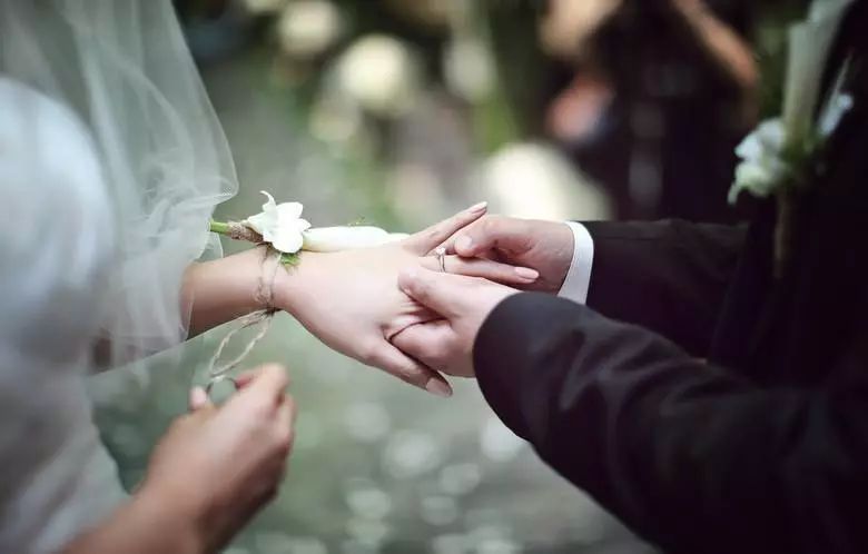 求婚戒指算结婚戒指吗_戒指求婚戴哪个手指_求婚戒指和结婚戒指是同一个吗